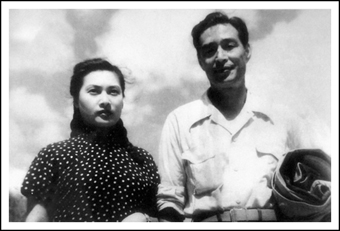 1949年,金焰和秦怡参加义卖